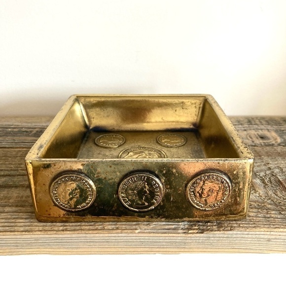 Cast brass military insignias ashtray - Picture 2 of 6